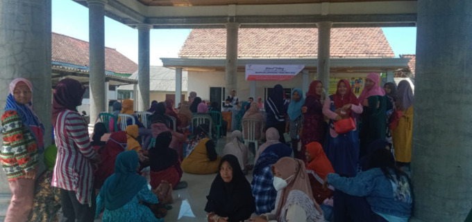 Warga penerima BLT BBM di Balai Desa Gedongombo Kecamatan Ploso antre untuk mencairkan, kemarin.