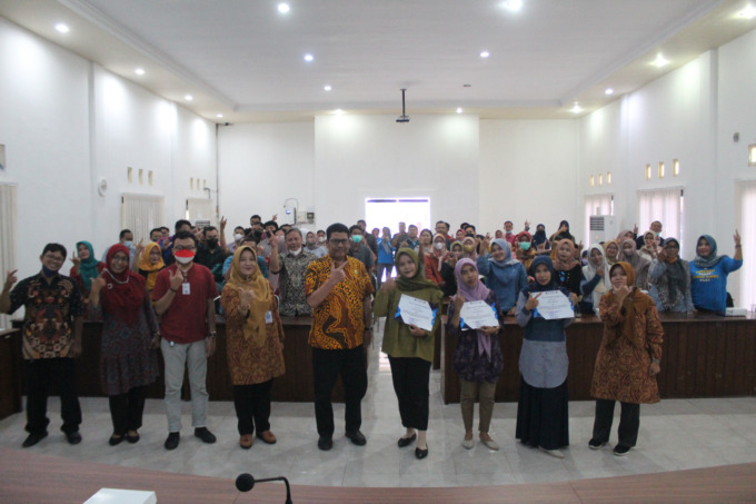 Muntholip, Kepala DInkop UM berfoto bersama seluruh peserta dan pemateri workshop