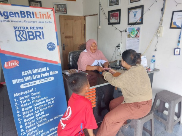 Warga tengah bertransaksi di gerai Agen BRILink milik Santi Anggraini, di Banjarmasin.