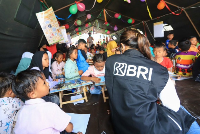 Srikandi BRI hadir dan turut membantu pemulihan korban bencana Gempa Bumi di Cianjur, Jawa Barat