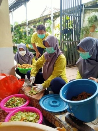 Wahyu Retno Wulandari, A.Md.Kes nakes RSUD Jombang yang berhasil mengolah limbah organik menjadi pupuk cair ramah lingkungan.