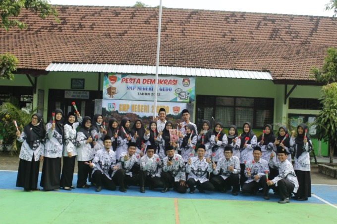 Kepala Sekolah dan Dewan Guru SMPN 2 Gudo berfiti bersama