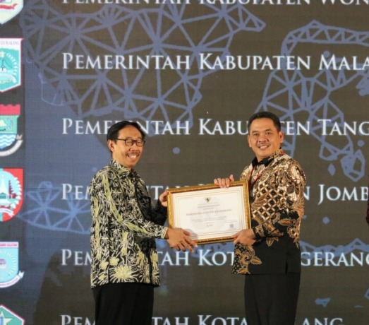 Wabup Sumrambah menerima penghargaan dari Ketua KASN Prof Agus Pramusinto