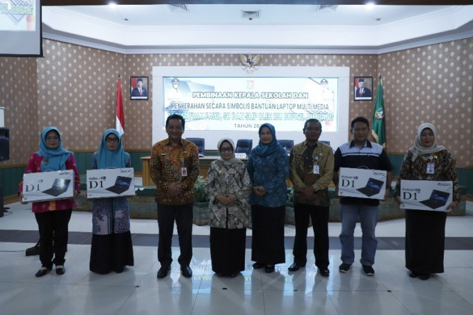 Bupati Jombang Hj Mundjidah Wahab menyalurkan hibah laptop untuk satuan pendidikan.