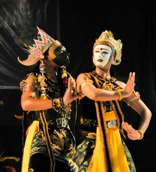 Wayang Topeng jati Duwur, kesenian asali desa ini yang terus dijaga kelestariannya.