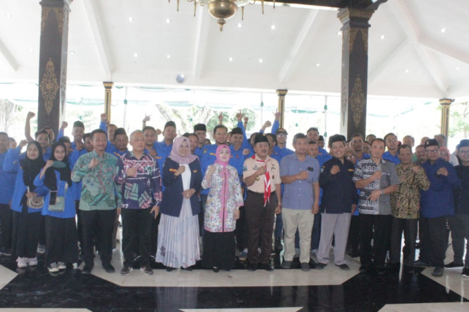 Pengurus Karang Taruna kecamatan se-Kabupaten Jombang bersama Bupati Hj Mundjidah Wahab
