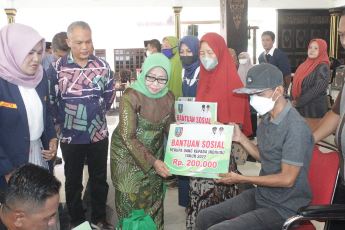 Bupati Mundjidah memberikan bantuan kepada disabilitas secara simbolis didampingi Kepala Dinas Sosial Hari Purnomo di pendopo, Sabtu (10/12)..