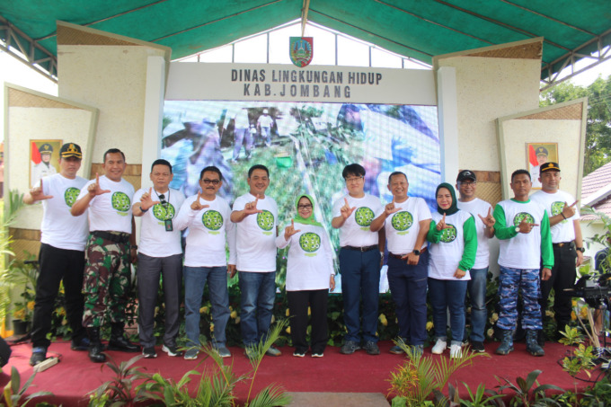 Bupati Jombang Mundjidah Wahab didampingi Wakil Bupati Sumrambah bersama jajaran forpimda foto bersama usai menanam pohon.
