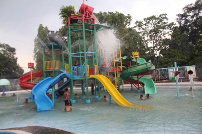 Sejumlah anak anak tampak bermian Waterboom slide Taman Tirta Wisata (TW) di Desa Keplaksari kemarin.