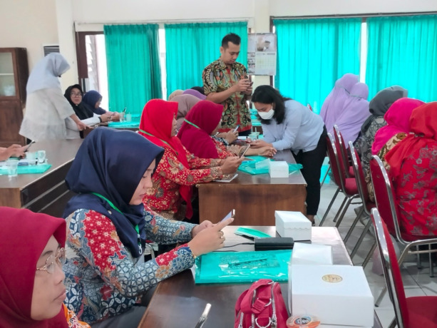 Peserta pelatihan digitalisasi usaha yang digelar Dinkop dan UM di gedung PKK Kabupaten Jombang, kemarin.