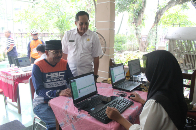 Masduqi mendampingi Widjono Soeparno mantan Wabup Jombamg saat penginstalan IKD