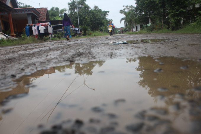Jalan Rusak di Desa Gedangan, Kecamatan SUmobito ini dipastikan bakal berlangsung hingga akhir tahun. perbaikan belum jelas kapan akan dilakukan di jalan ini.