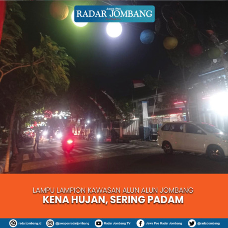 Lampion di kawasan alun-alun Jombang ini seringkali mati usai terkena hujan