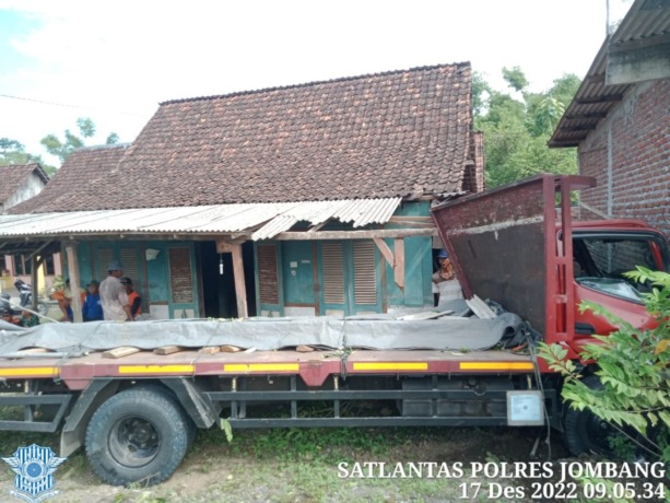 Truk yang hilang kendali hingga menabrak rumah warga di Dusun Mabul, Desa Sidokaton, Kecamatan Kudu