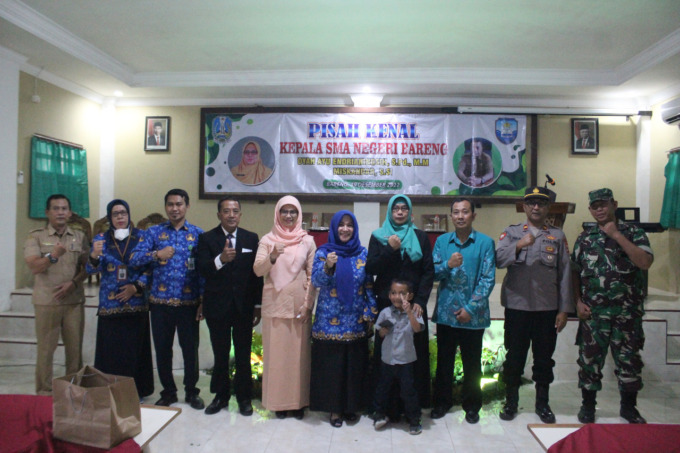 Kepala SMAN Bareng Miskandar SSi bersama Kepala Cabang Dinas Pendidikan Wilayah Kabupaten Jombang, Sri Hartati, dan Forpimcam Bareng.