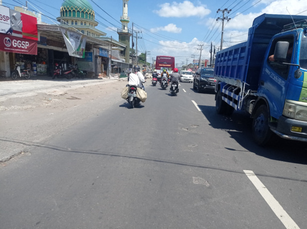 Kondisi lalin tersendat di jalan Provinsi Desa Bedahlawak akibat proyek pembangunan separator yang tak kunjung selesai.