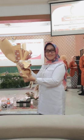 Bupati Jombang Mundjidah Wahab mendapat kado dari ibu-ibu di Bung Tomo, kemarin (21/12).