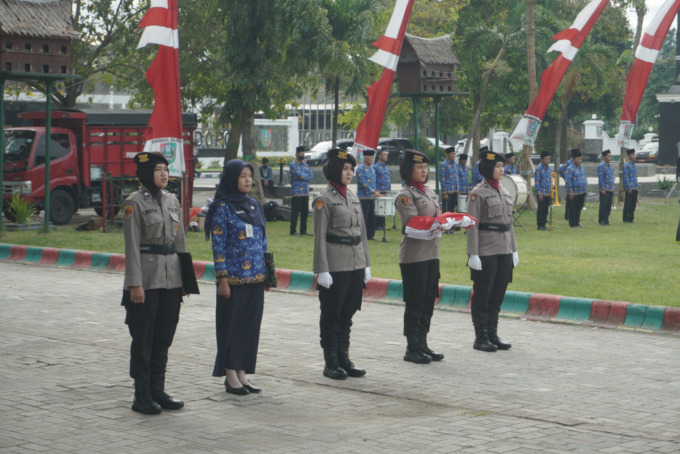 Petugas upacara di alun-Alun Jombang Kamis (22/12) pagi yang didominasi perempuan