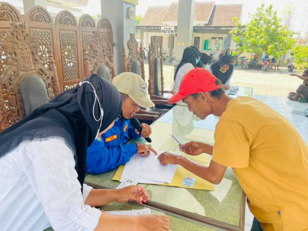 Sejumlah penyandang disabilitas menerima bansos dari dinsos kemarin.