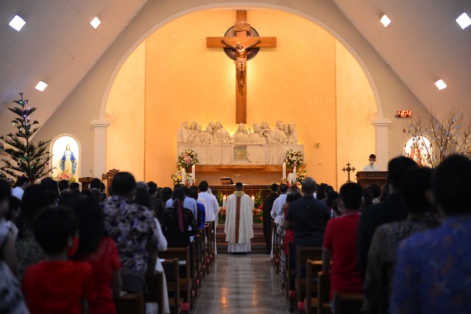 Pelaksanaan malam natal di Gereja Santa Maria Jl KH Wahid Hasyim Jombang, (24/12) tadi malam.