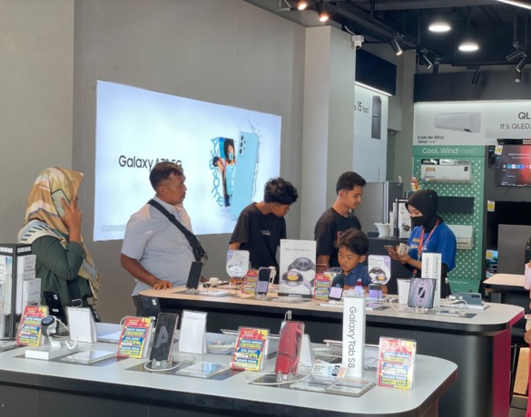 Sejumlah pelanggan saat membeli smartphone Samsung di Topsell Jombang Jl Presiden KH Abdurrahman Wahid (Gus Dur) kemarin.