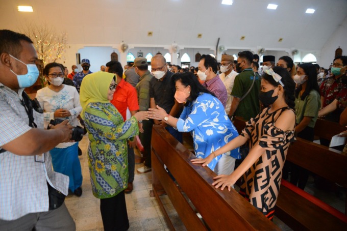 Bupati Jombang Mundjidah Wahab memantau pelaksanaan ibadah Natal di Gereja Katolik Santa Maria Jombang kemarin pagi.