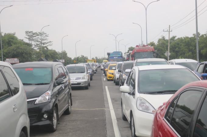 Kendaraan yang menumpuk di jalan usia keluar dari gerbang exit tol Bandarkedungmulyo