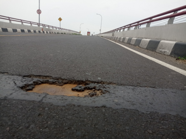 Lubang aspal menganga di salah satu sambungan Jembatan baru Ploso