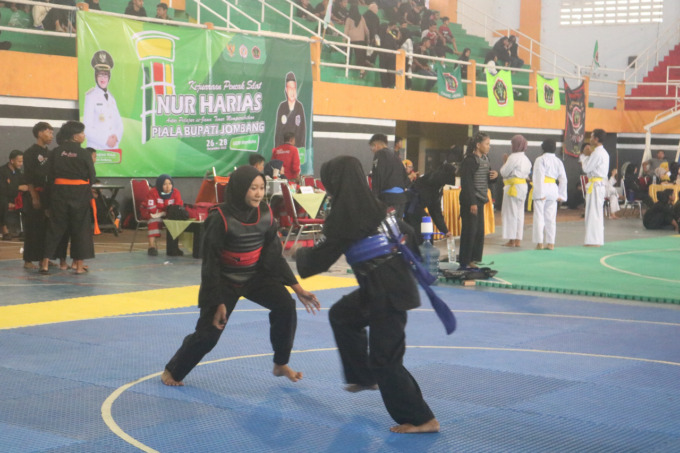Salah satu pertandingan yang digelar pada Kejuaran Piala Bupati oleh Perguruan Nur Harias