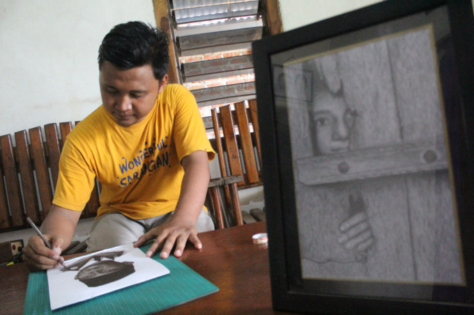 Idhatur Riadhoh 24 warga Desa/Kecamatan Wonosalam membuat lukisan pensil dirumahnya.