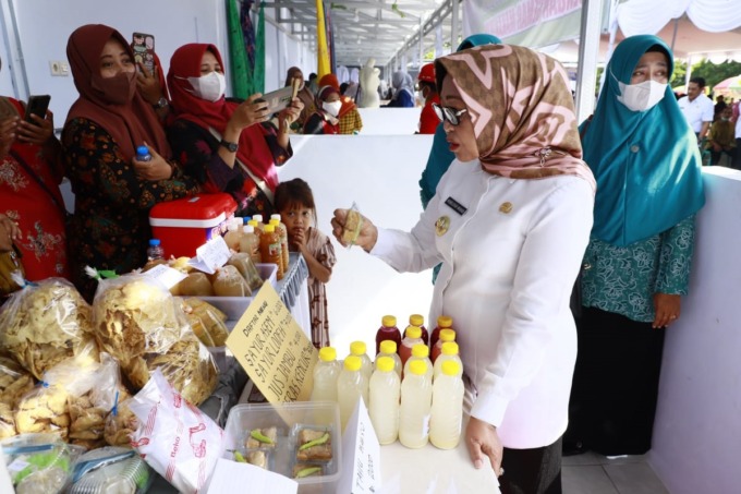 Bupati Jombang Mundjidah Wahab memantau stan UMKM warga Desa Candimulyo Rabu (28/12).