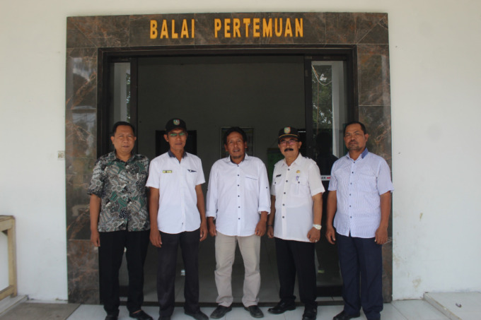 Kades Podoroto Kesamben Adhim foto bersama staf dan perangkat desa Podoroto.