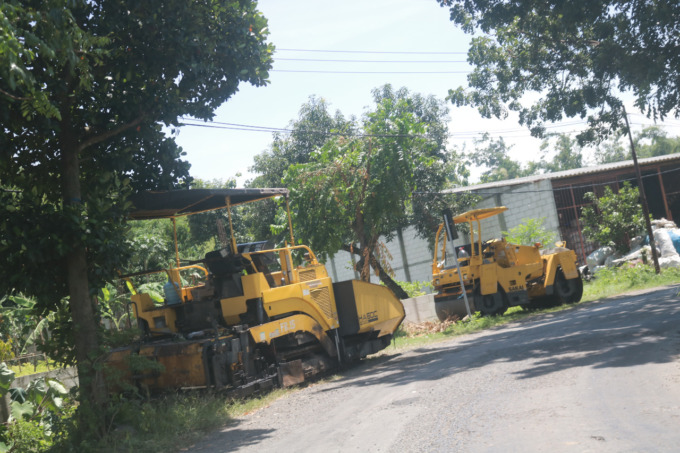 Dinas PUPR mengaspal jalan rusak di Desa Kedungpapar, Kecamatan Sumobito