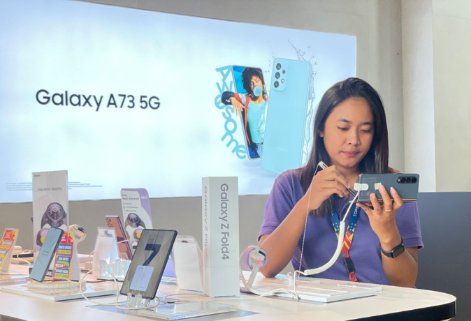 Membeli smartphone Samsung di Topsell Jombang Jl KH Abdurrahman Wahid (Gus Dur) banyak diskon dan promo spesial.