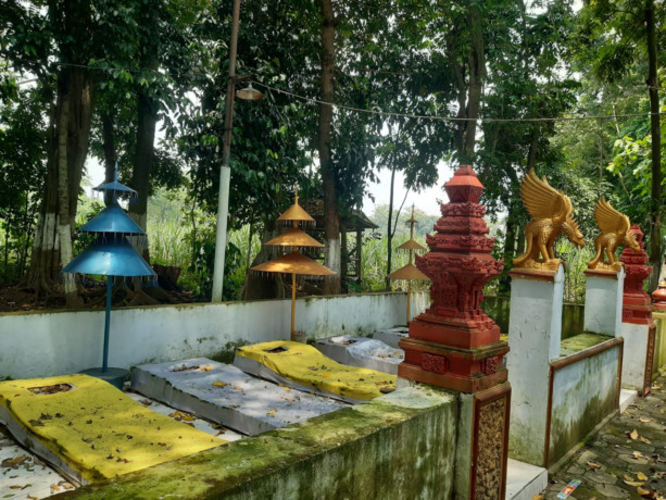 Makam Sentono di Desa Keras, Kecamatan Diwek