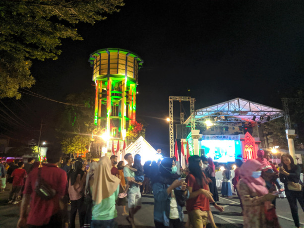 Warga memadati CFN di sekitar Ringin Contong Jombang