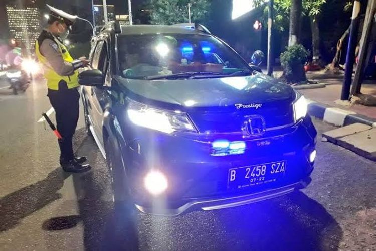 Ilustrasi mobil berstrobo ilegal ditilang petugas