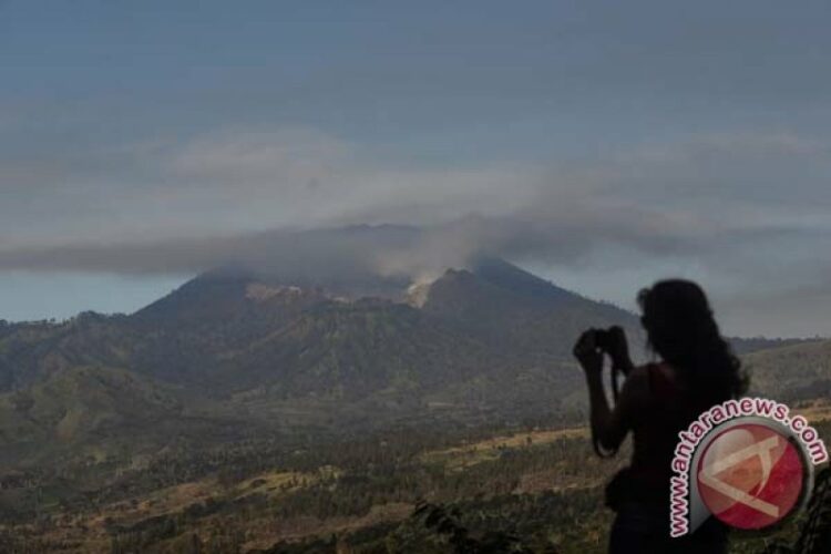 Ilustrasi: Gunung Ijen Wisatawan mengambil gambar Gunung Ijen di Bondowoso, Jawa Timur, Minggu (12/7/15). Gunung Ijen merupakan salah satu gunung berapi aktif yang terletak di perbatasan antara Kabupaten Banyuwangi dan Bondowoso, Jawa Timur dengan ketingg