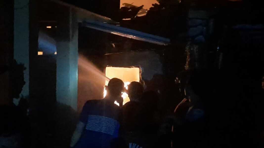 Situasi kebakaran yang terjadi di rumah seorang penjual petasan di Miji, Kecamatan Kranggan, Kota Mojokerto, Jumat (13/1). (Yulianto Adinug/Jawa Pos Radar Mojokerto)