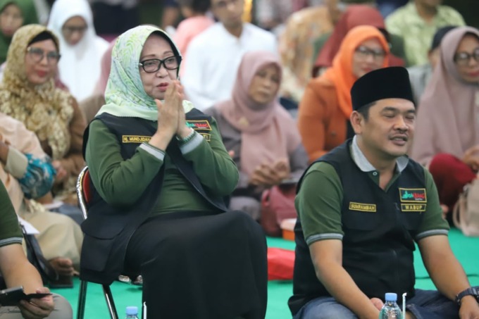 Bupati Jombang Mundjidah Wahab dan Wabup Sumrambah