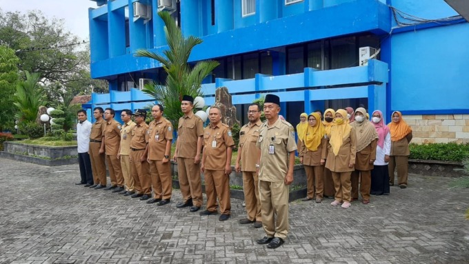 Kepala Sekolah dan jajaran dewan guru SMAN 3 Jombang