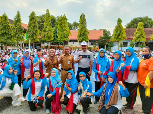Latihan bersama tari remo boletan masal di SMPN 2 Jombang.