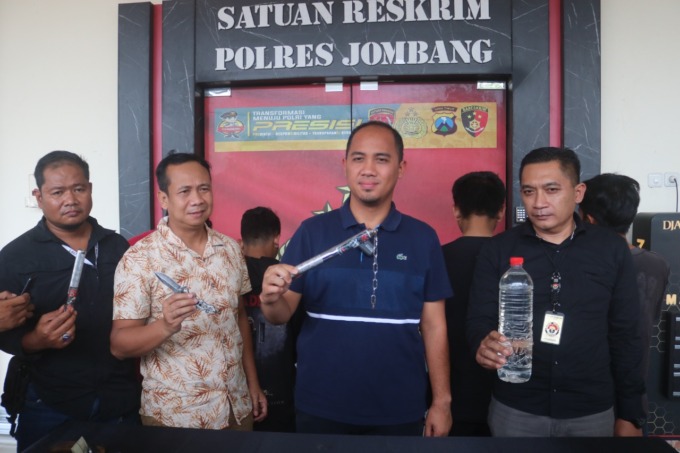 Kasatreskrim menunjukkan bukti senjata tajam ruyung dan miras yang dibawa para pendekar onar saat konvoi di Jombang.