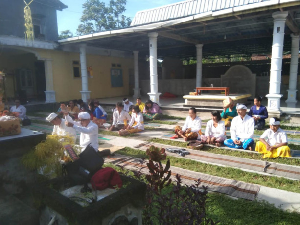 Puluhan umat hindu mengikuti upacara hari raya Galungan di Pura Tri Buana Dusun Wates Rabu (4/1).