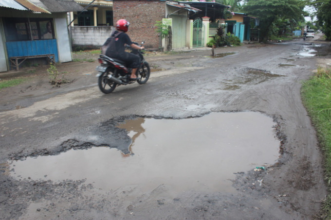 Jalan ruas Kabuh-Tapen yang terdampak proyek jembatan ploso hingga kini masih rusak.