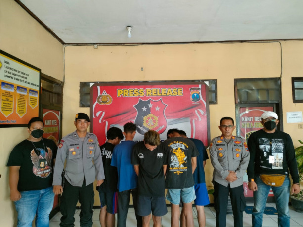 Lima pelaku pengeroyokan saat diamankan di Mapolsek Jombang Kota