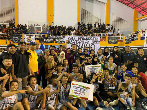 Tim basket putra dan putri SMAN Jogoroto yang meraih juara 1 Piala Bupati Jombang 2022.
