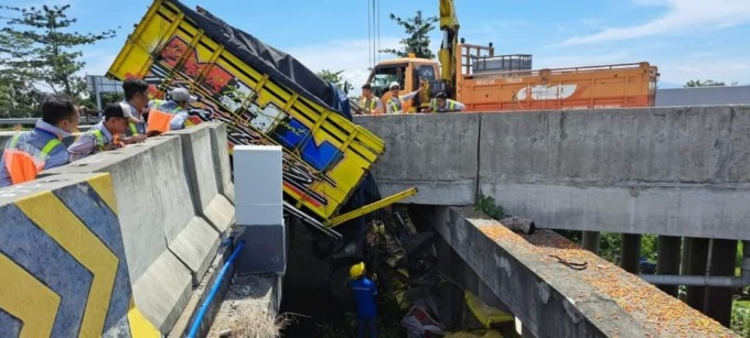 Kondisi truk usai menabrak barrier beton Tol Jomo