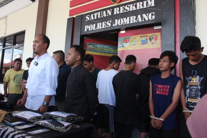 13 pendekar dari perguruan silat saat diamankan di Mapolres Jombang (9/1)