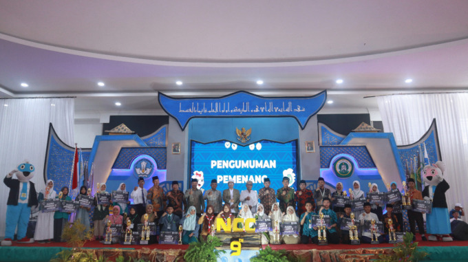 Kepala SMA Darul Ulum 1 Unggulan Peterongan Jombang, M Yusuf SAg MPd, bersama para juara NCC 2023